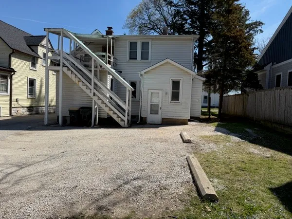 $2,800 | 609 1st Street, Unit 1, Libertyville, IL 60048