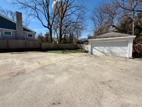 $2,800 | 609 1st Street, Unit 1, Libertyville, IL 60048