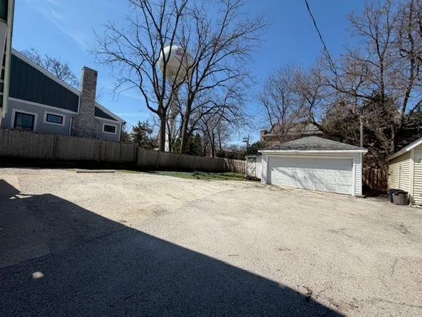 $2,800 | 609 1st Street, Unit 1, Libertyville, IL 60048