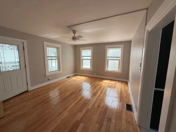 $2,800 | 609 1st Street, Unit 1, Libertyville, IL 60048