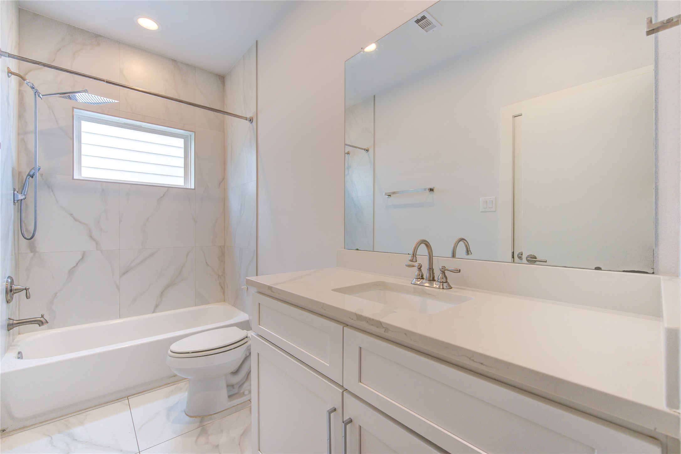 847 Rachel Street, Unit G Houston, TX 77091 - Photo 7 of 42 The secondary bathroom features a modern, elegant, and timeless design with refined finishes.
