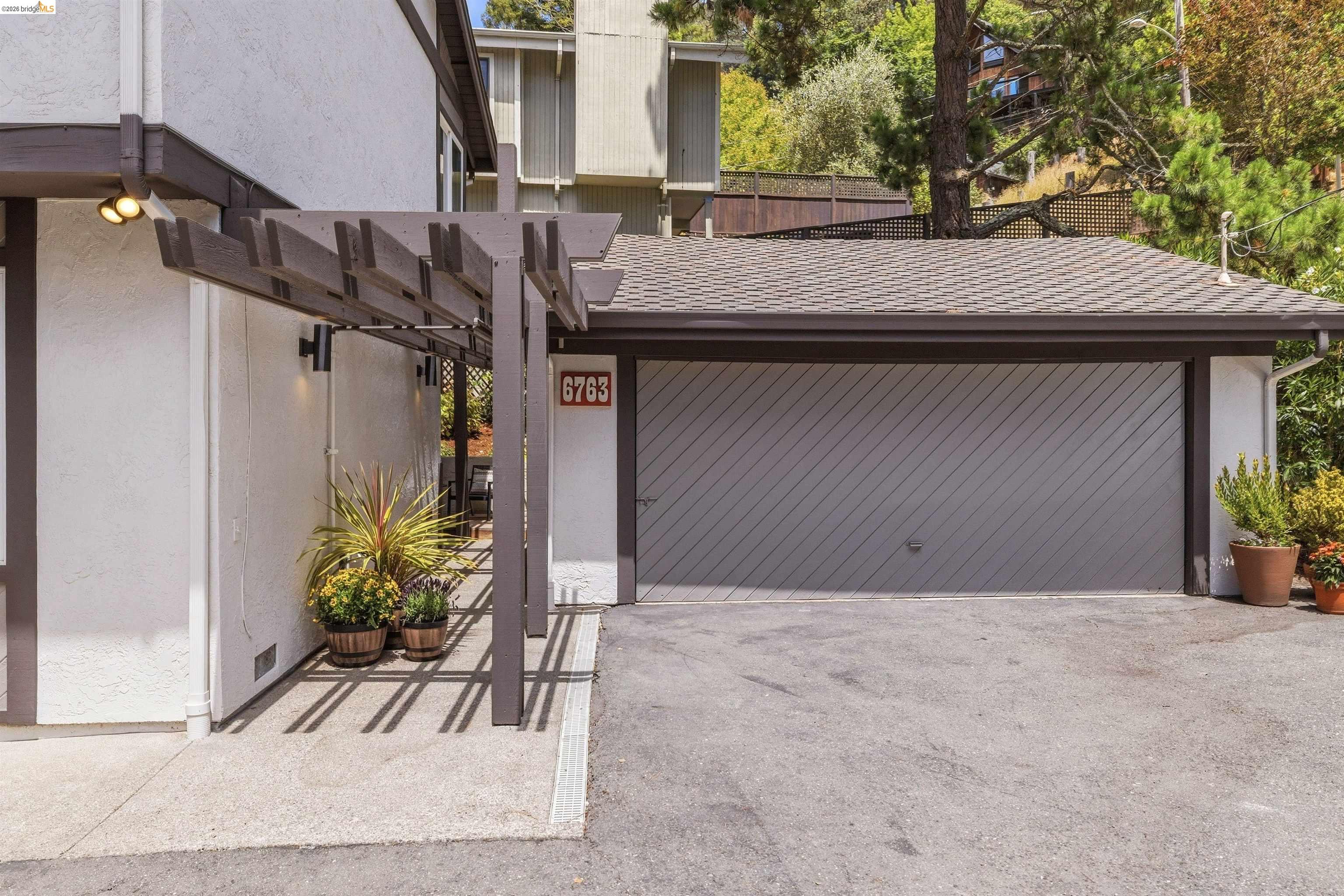 6763 Pinehaven Road Oakland, CA 94611 - Photo 4 of 48