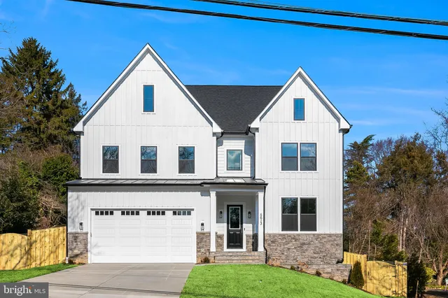 a view of a yard in front of house