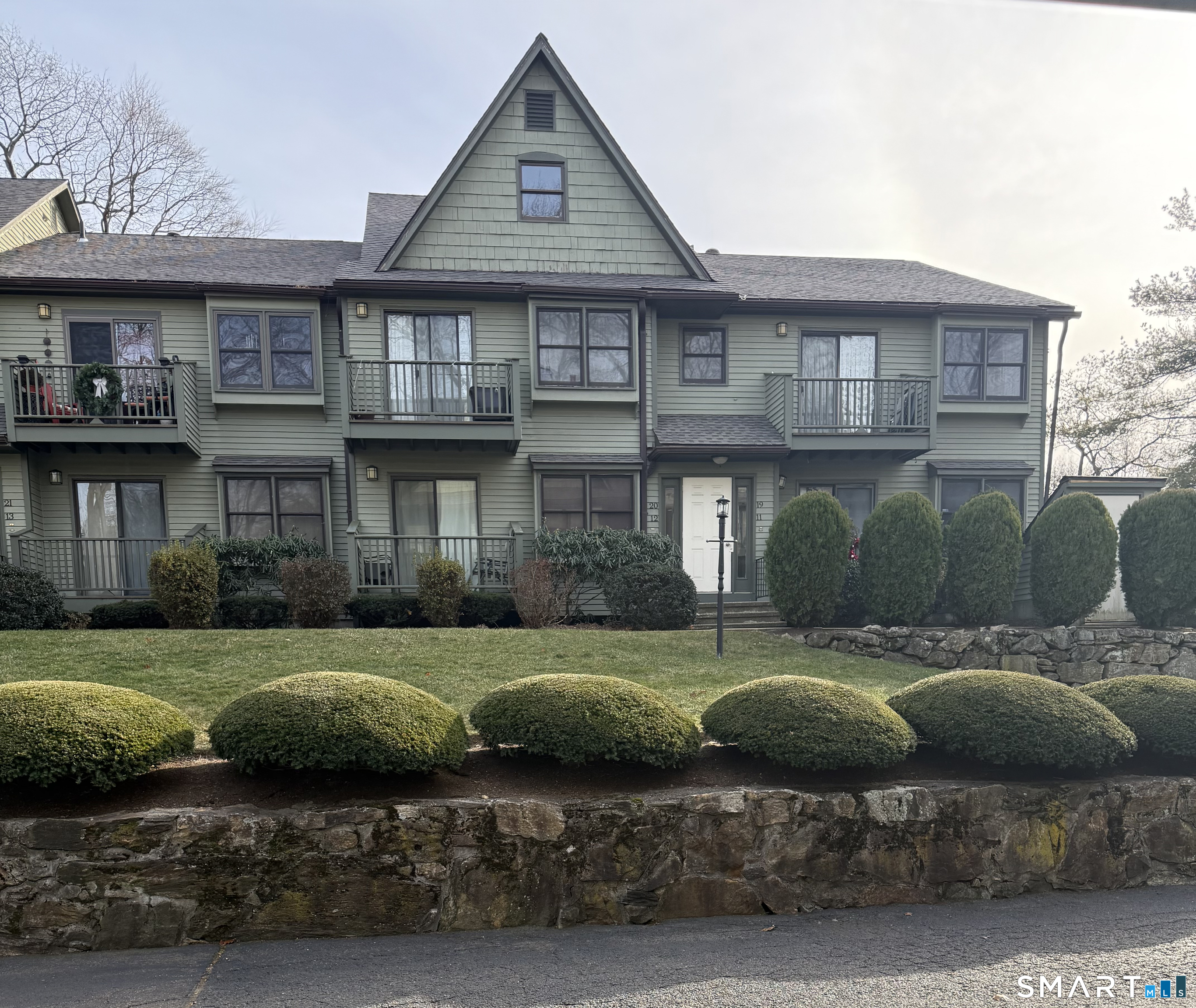462 Glendale Avenue, Unit 20 Bridgeport, CT 06606 - Photo 1 of 13 a front view of a house with a garden