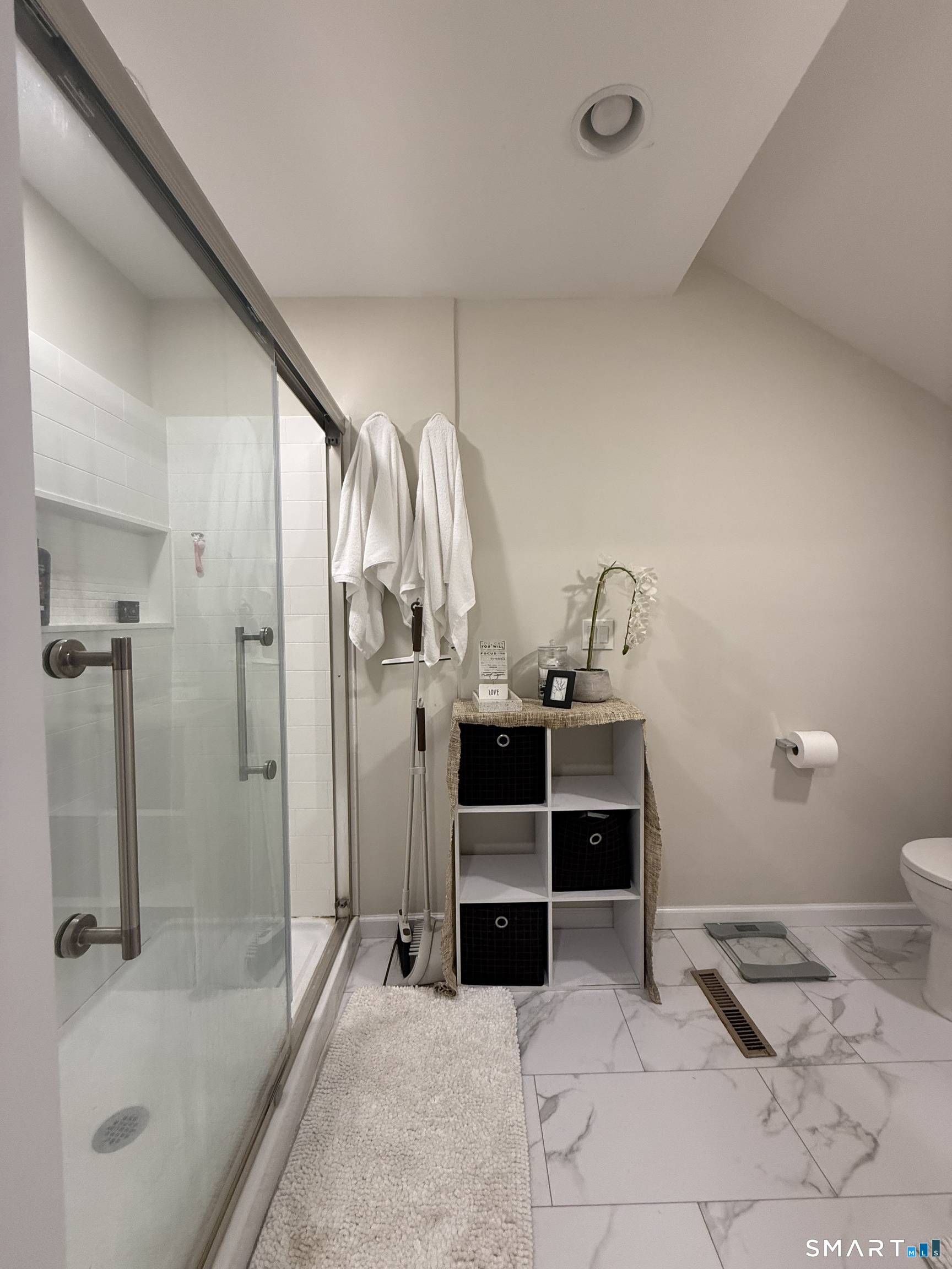 462 Glendale Avenue, Unit 20 Bridgeport, CT 06606 - Photo 8 of 13 a view of a walk in closet