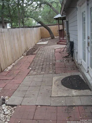a view of a backyard