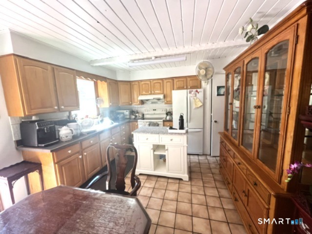 122 Black Point Road East Lyme, CT 06357 - Photo 11 of 40