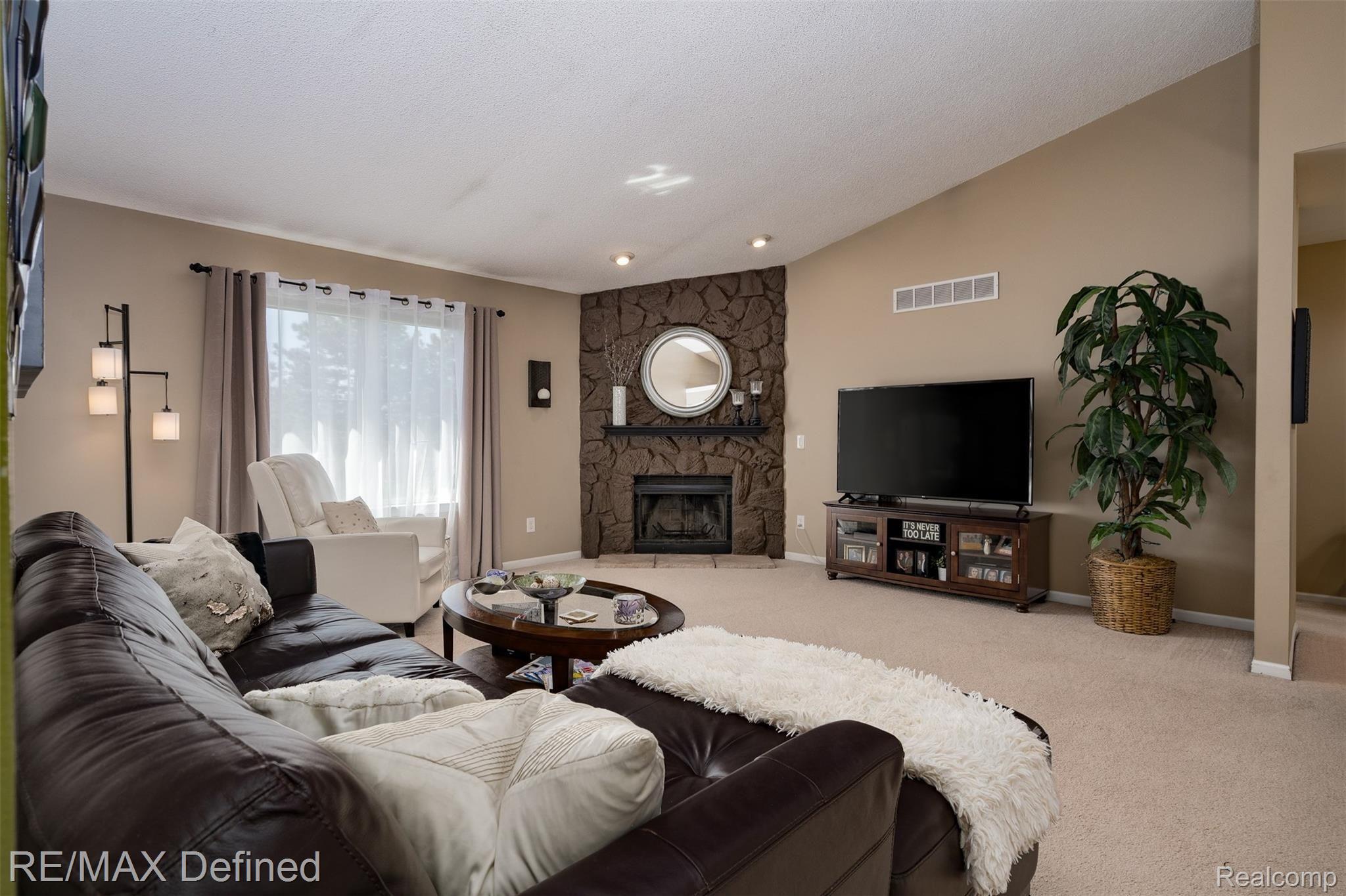 81 Foxboro Drive Rochester, MI 48309 - Photo 7 of 34 81-Foxboro-Dr-08.JPG