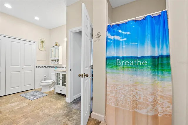 a view of entryway with kitchen