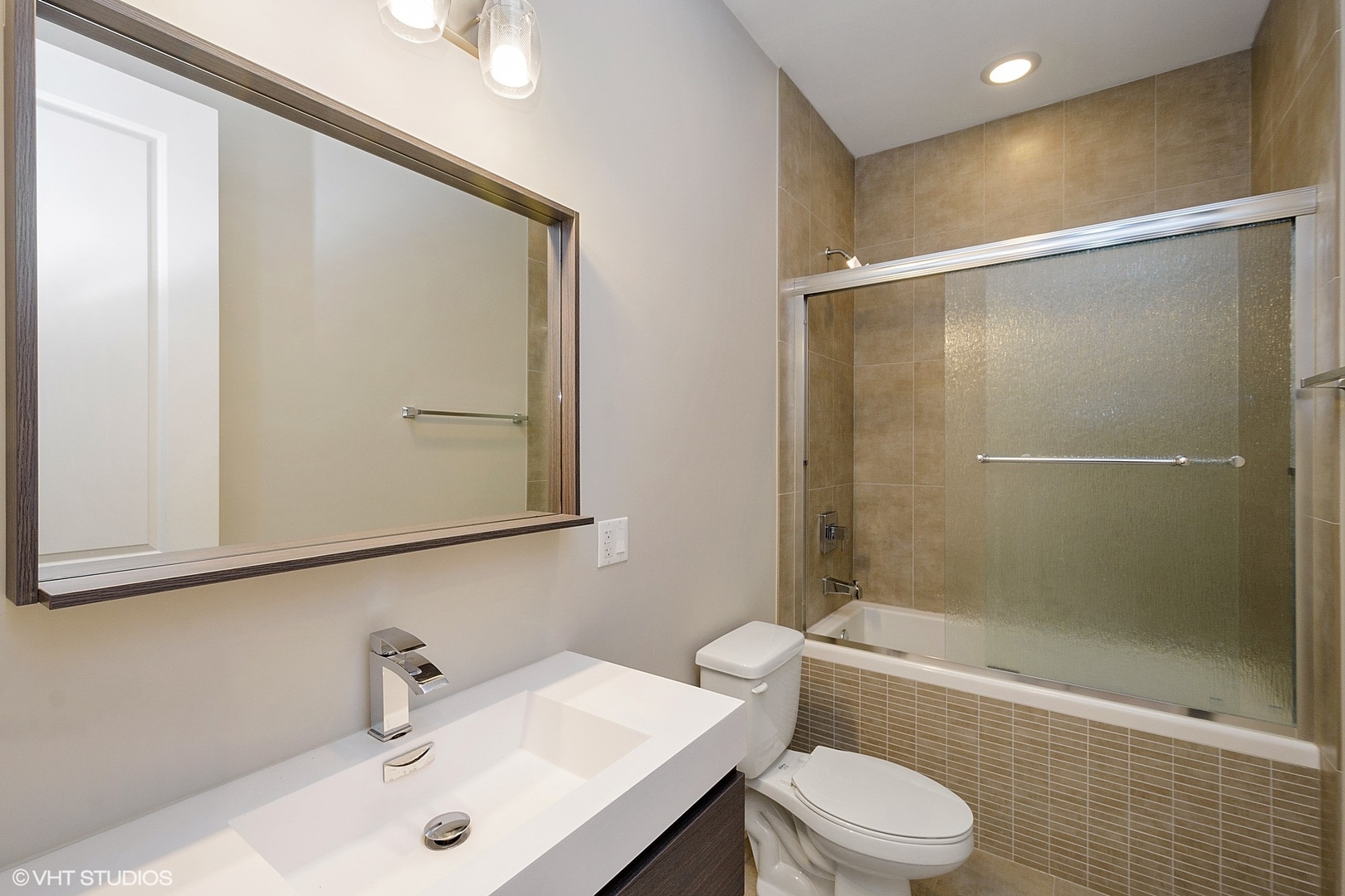 1424 West Fillmore Street, Unit 3E Chicago, IL 60607 - Photo 15 of 21 a bathroom with a sink mirror toilet and bathtub