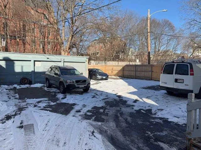 $2,100 | 180 Canterbury Street, Unit 2, Worcester, MA 01603