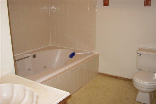 924 Canterbury Road Bushkill, PA 18324 - Photo 8 of 10 Bathroom