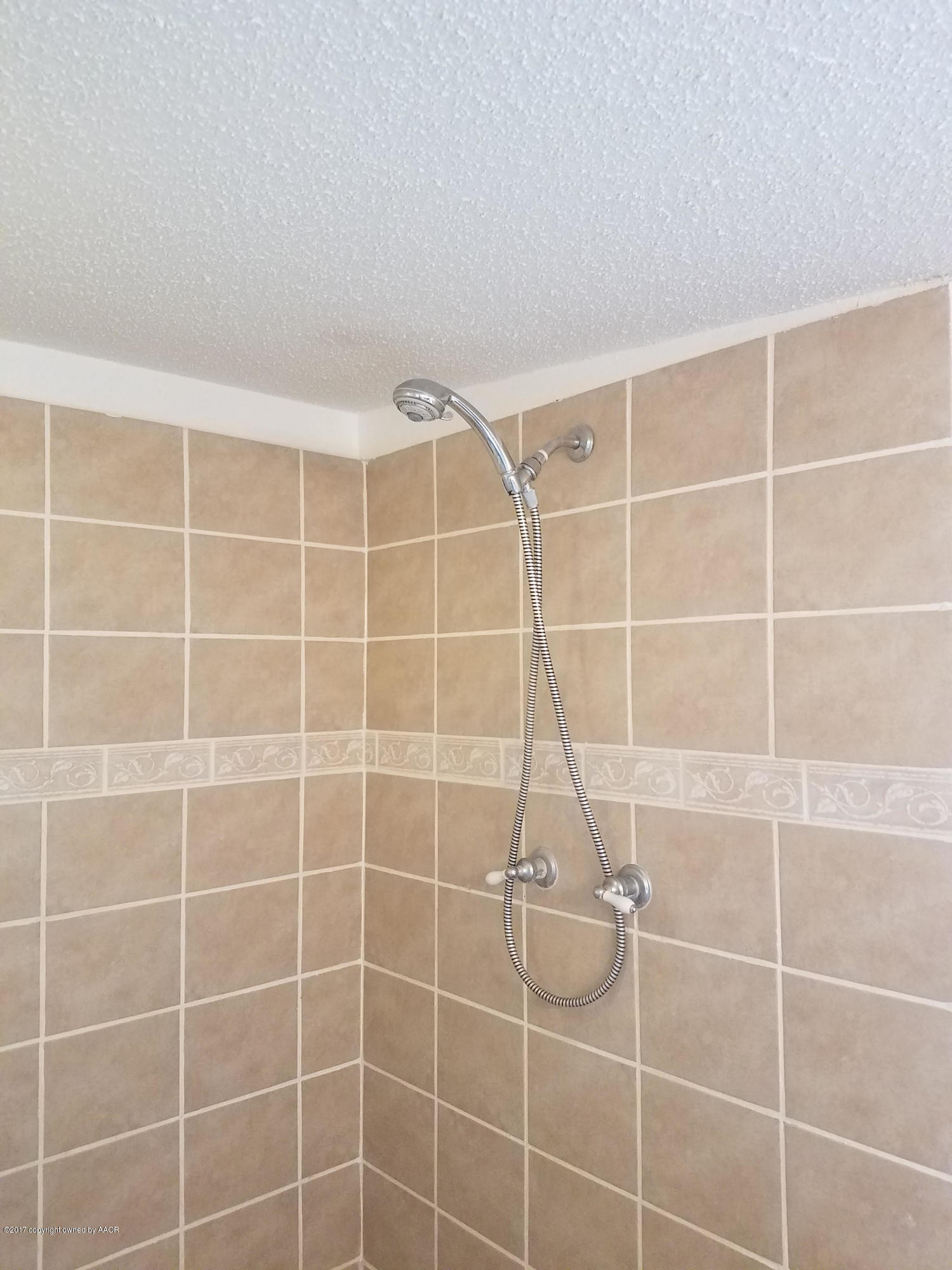 8524 River Road Amarillo, TX 79108 - Photo 11 of 35 Master Shower