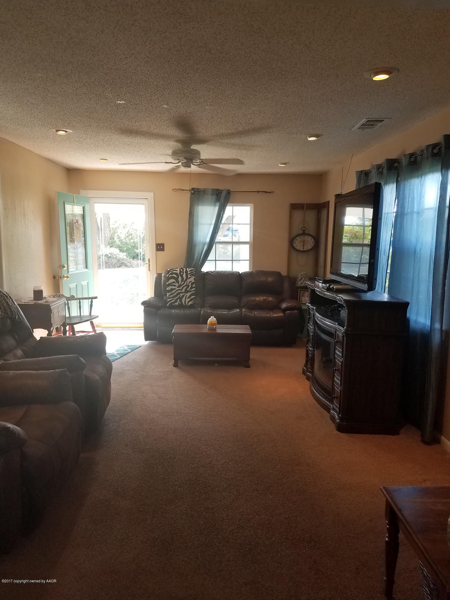 8524 River Road Amarillo, TX 79108 - Photo 18 of 35 Living Room