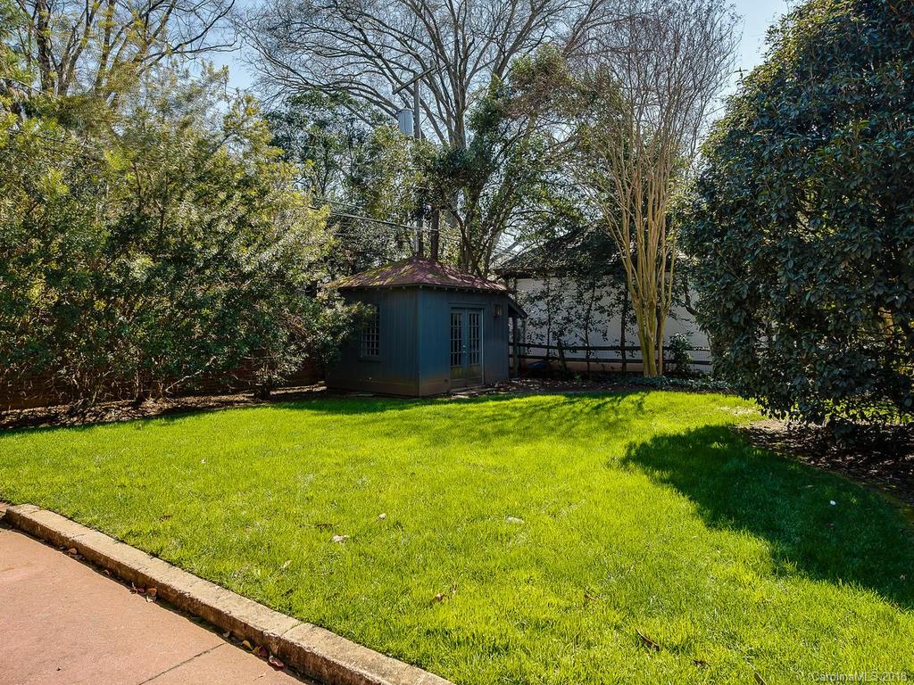661 Colville Road Charlotte, NC 28207 - Photo 36 of 36 a view of a backyard with large trees