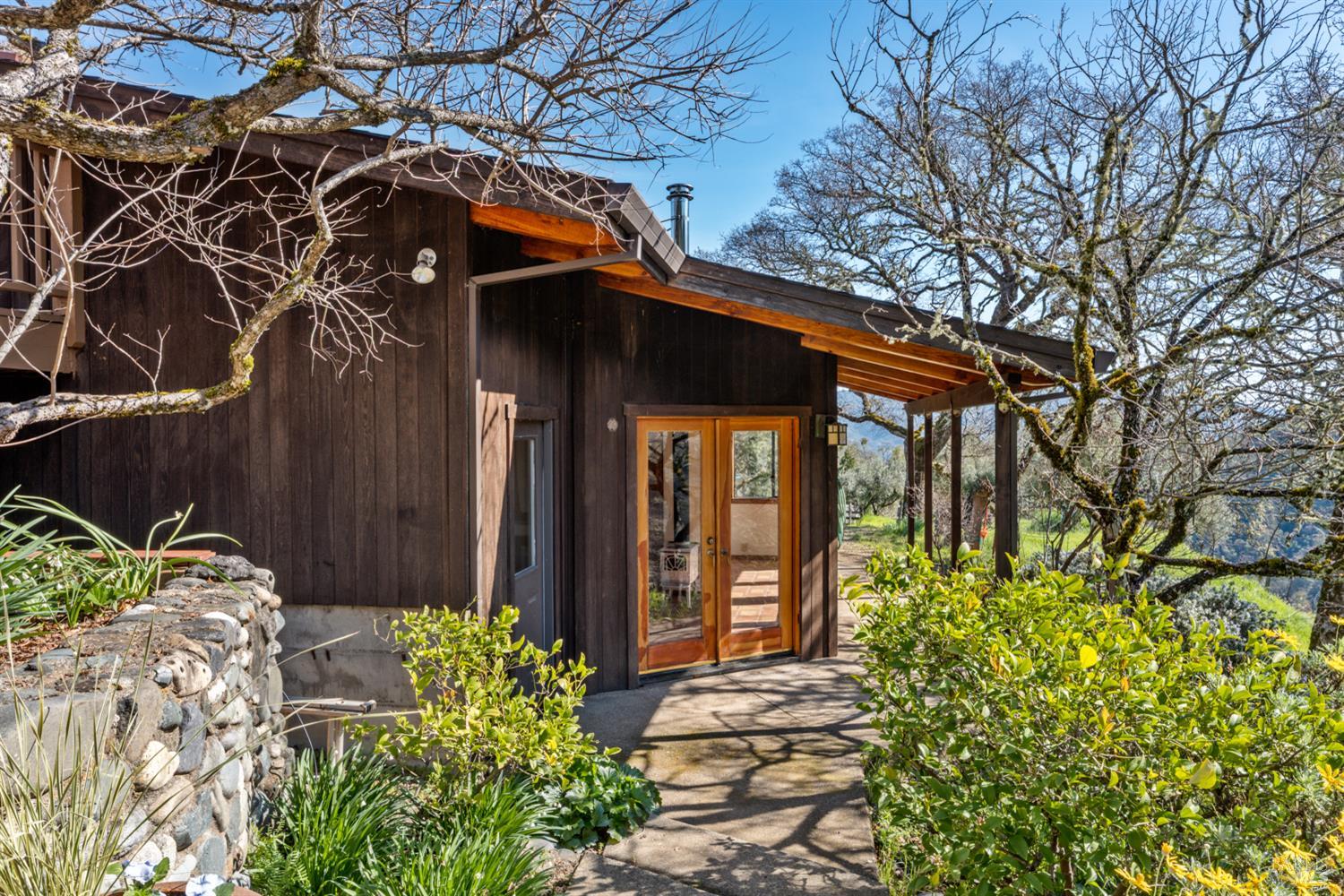 1411 Oak Knoll Road Ukiah, CA 95482 - Photo 27 of 45 a view of a pathway of the house