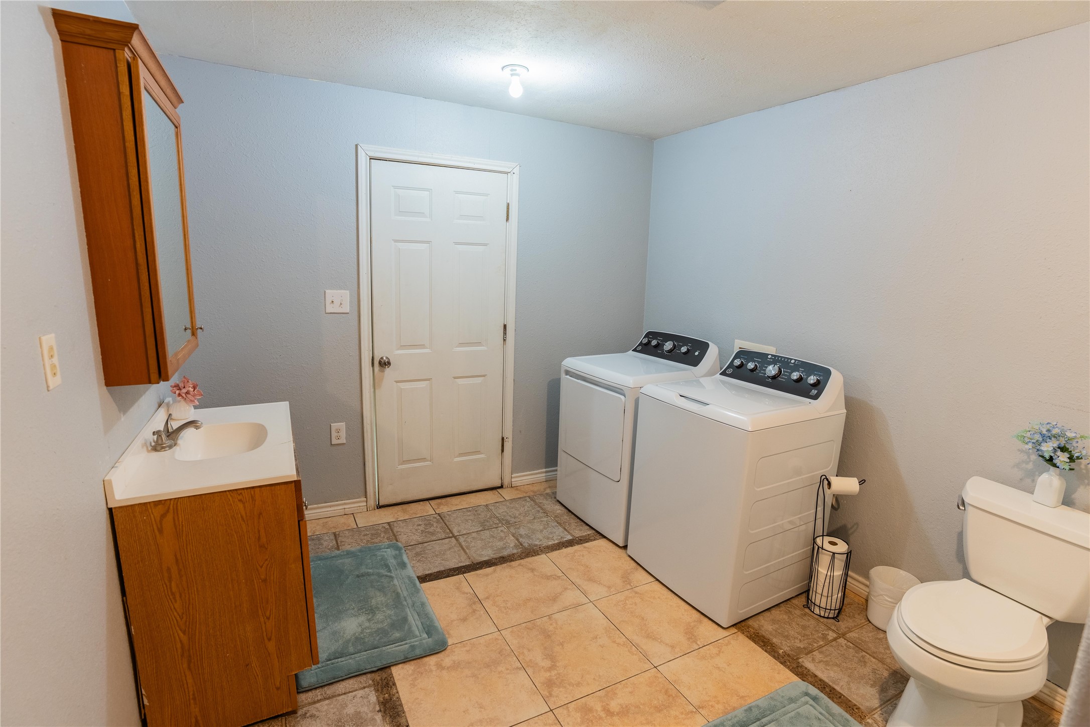 417 Hardy Street Clute, TX 77531 - Photo 12 of 28 a bathroom with a sink a toilet and a mirror