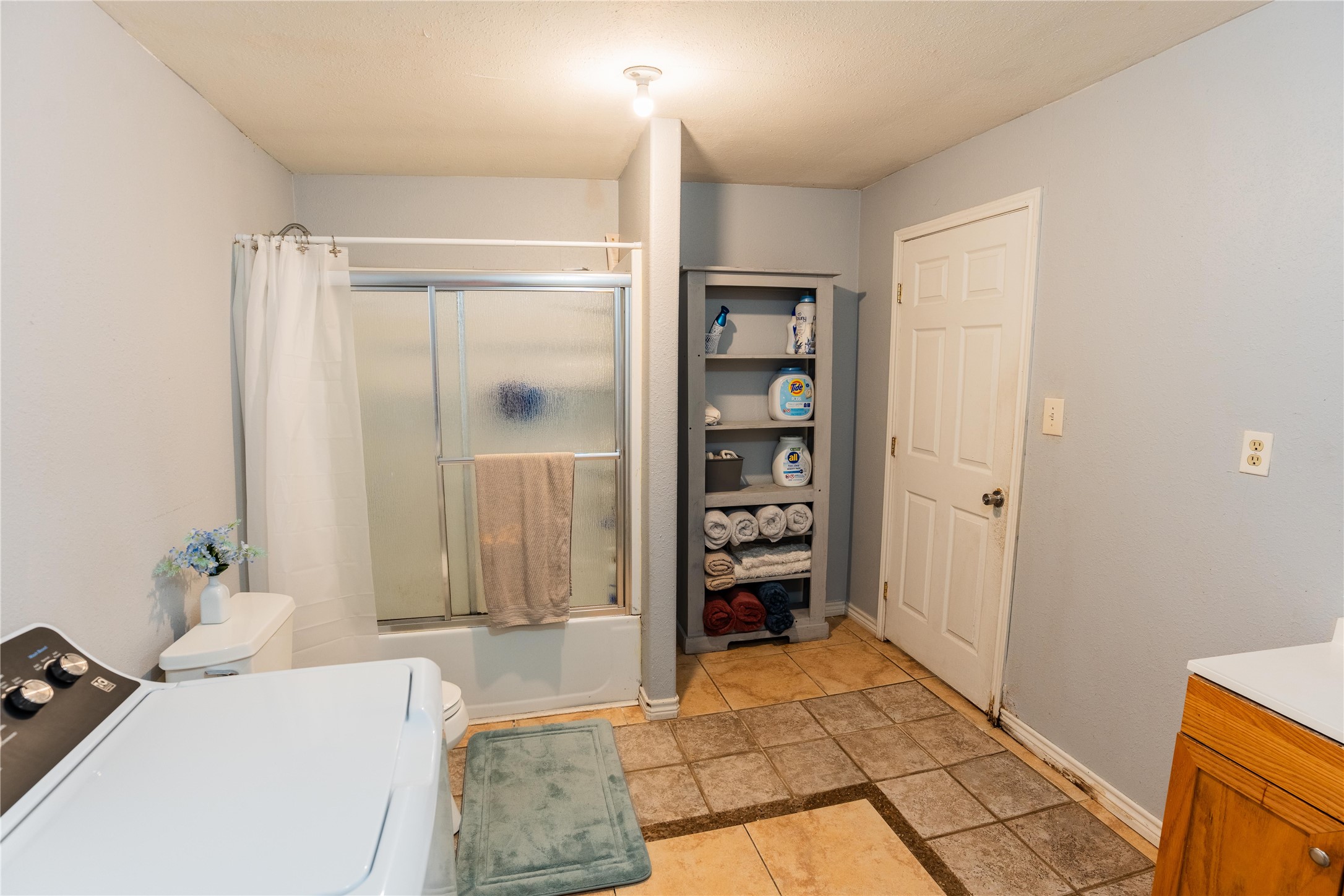 417 Hardy Street Clute, TX 77531 - Photo 13 of 28 a bathroom with a tub shower and a sink