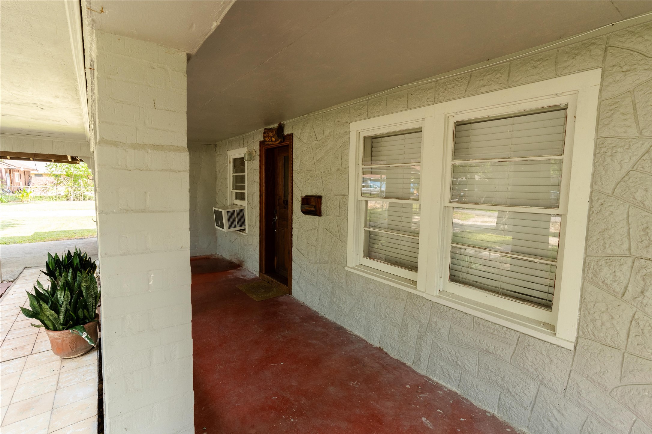 417 Hardy Street Clute, TX 77531 - Photo 14 of 28 a view of an entryway of the house