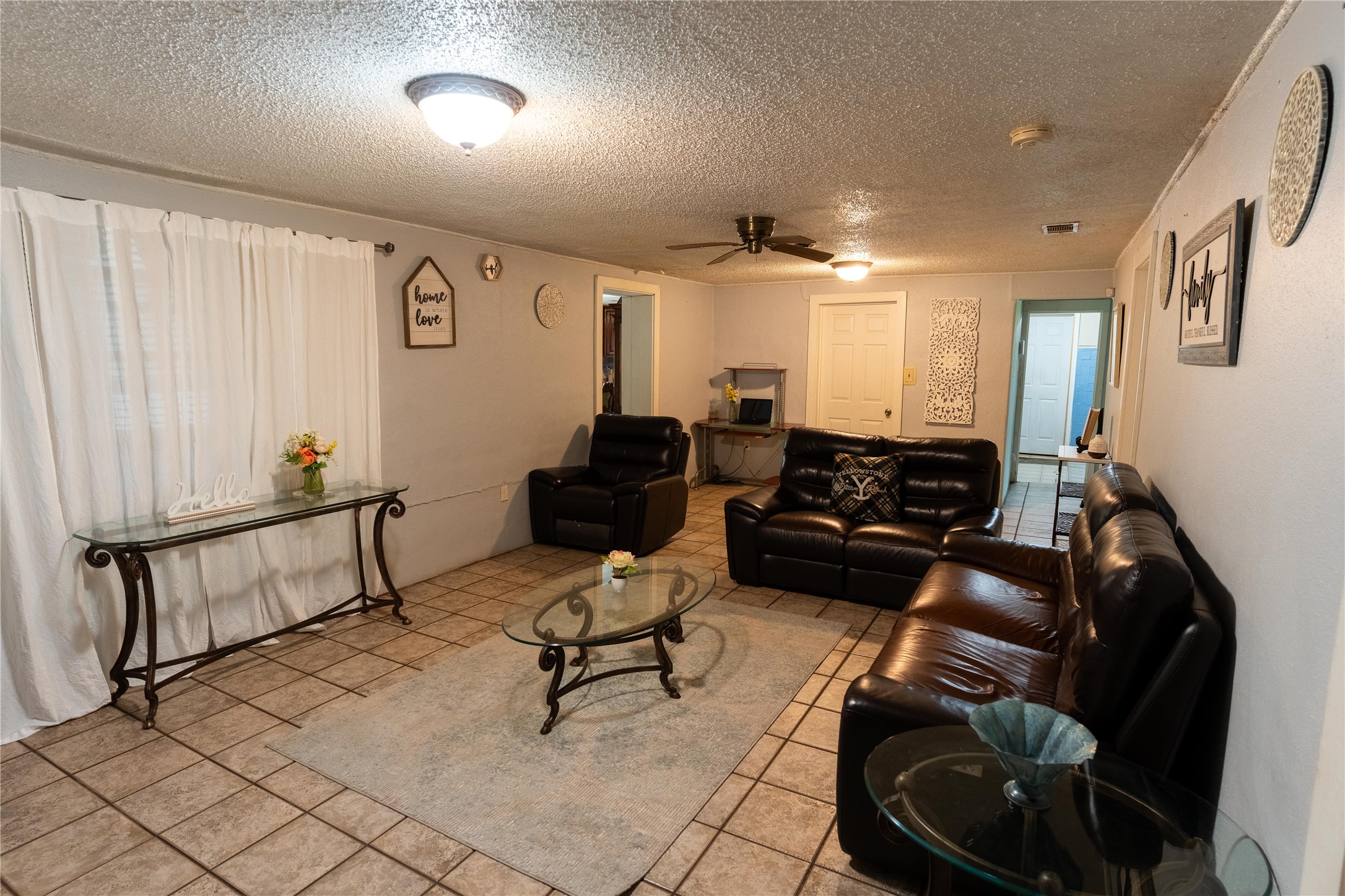 417 Hardy Street Clute, TX 77531 - Photo 2 of 28 a living room with furniture