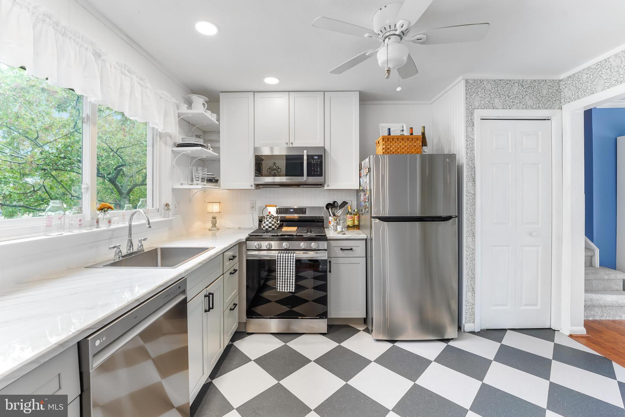 2707 Avon Avenue Reading, PA 19608 - Photo 12 of 35 This kitchen is a "wow"!