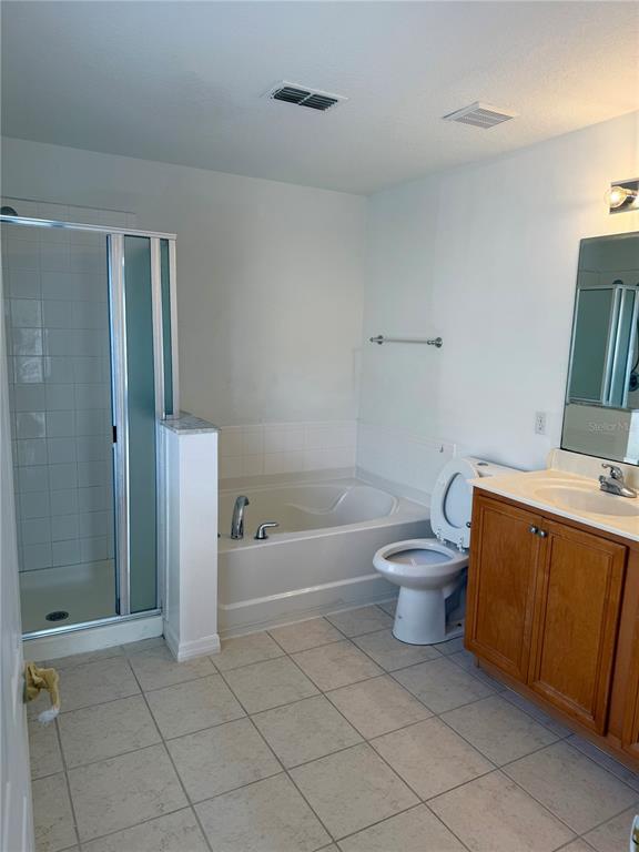 1037 Berkeley Drive Kissimmee, FL 34744 - Photo 25 of 38 a bathroom with a toilet and a bath tub