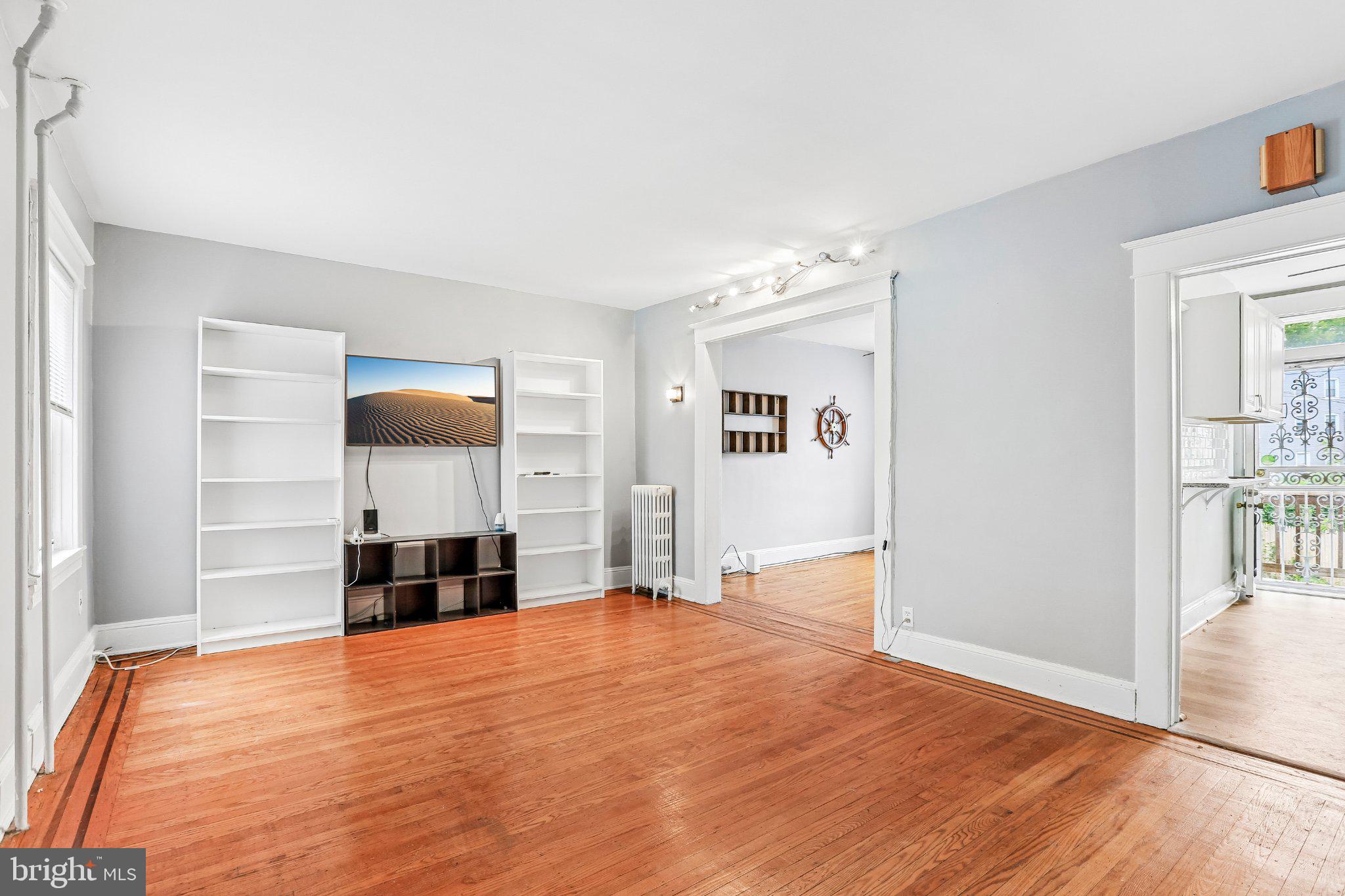 4107 Old Frederick Road Baltimore, MD 21229 - Photo 11 of 31 Living Room