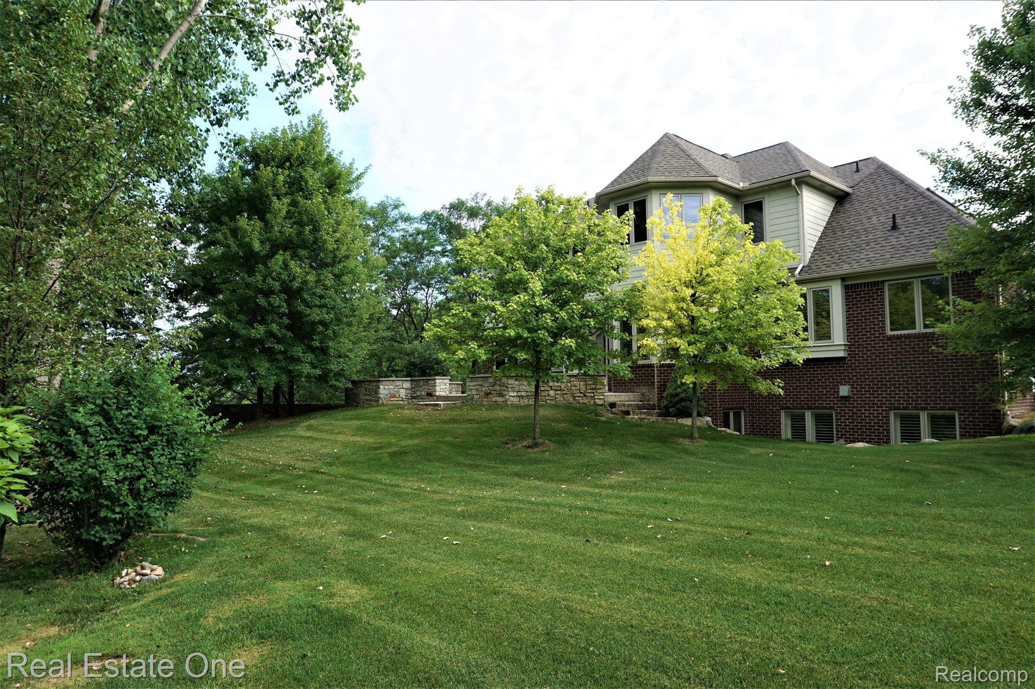 2949 Ambleside Court Rochester, MI 48306 - Photo 4 of 67 3. Back View
