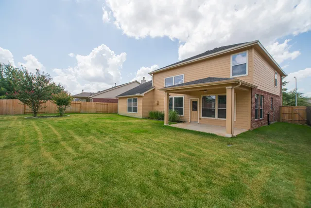 a view of a house with backyard