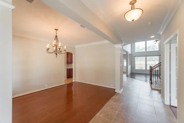 en empty room with windows and ceiling fan