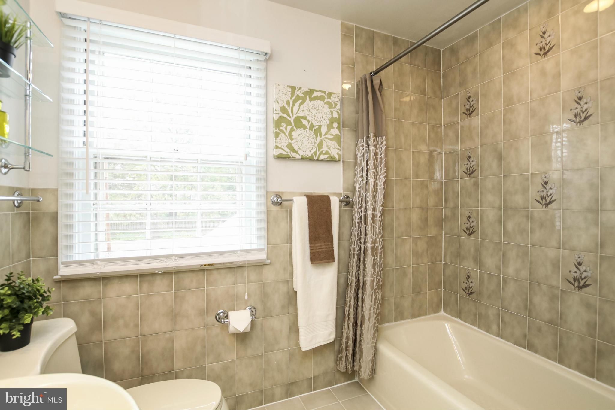 116 Croydon Road Baltimore, MD 21212 - Photo 20 of 30 a bathroom with a bathtub and a shower