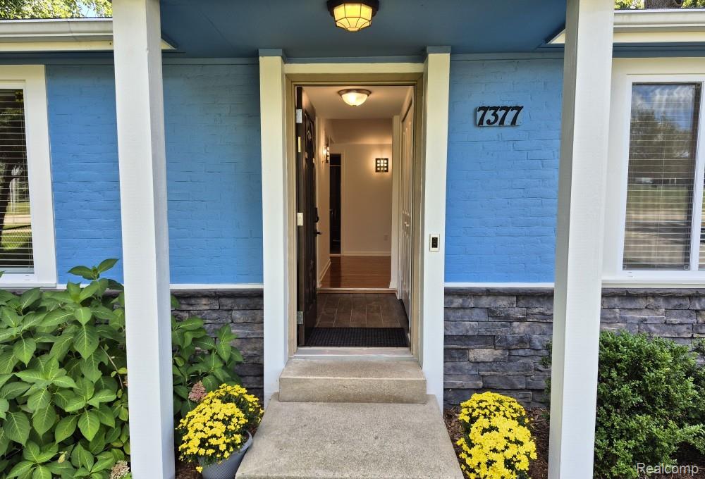7377 Cooley Lake Road West Bloomfield, MI 48324 - Photo 20 of 59