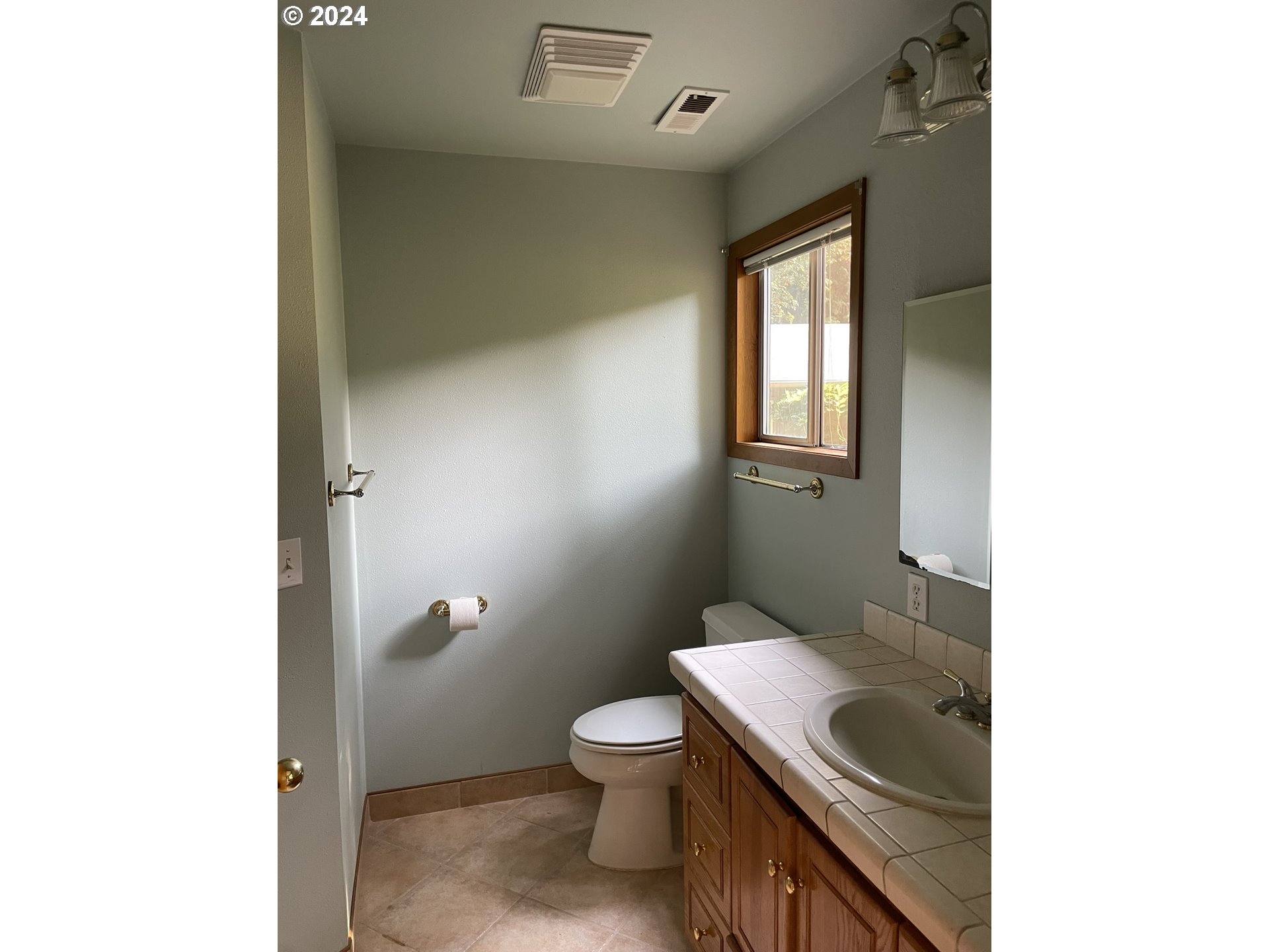 87535 Tiernan Road Mapleton, OR 97453 - Photo 8 of 25 Attached Bathroom #1