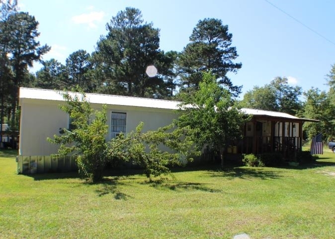 a view of a backyard
