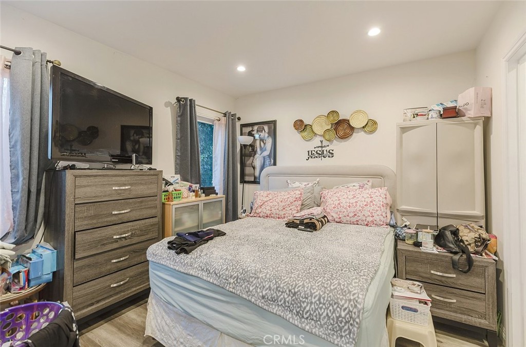 15439 Hart Street Van Nuys, CA 91406 - Photo 24 of 32 a bedroom with a bed and furniture