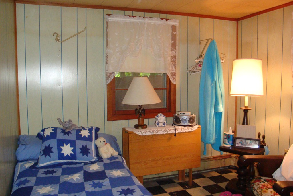 379 Townsend Harbor Road Lunenburg, MA 01462 - Photo 19 of 21 a room with furniture and a mirror