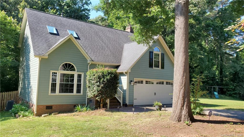 20700 Willow Pond Road Cornelius, NC 28031 - Photo 3 of 47 a front view of a house with garden