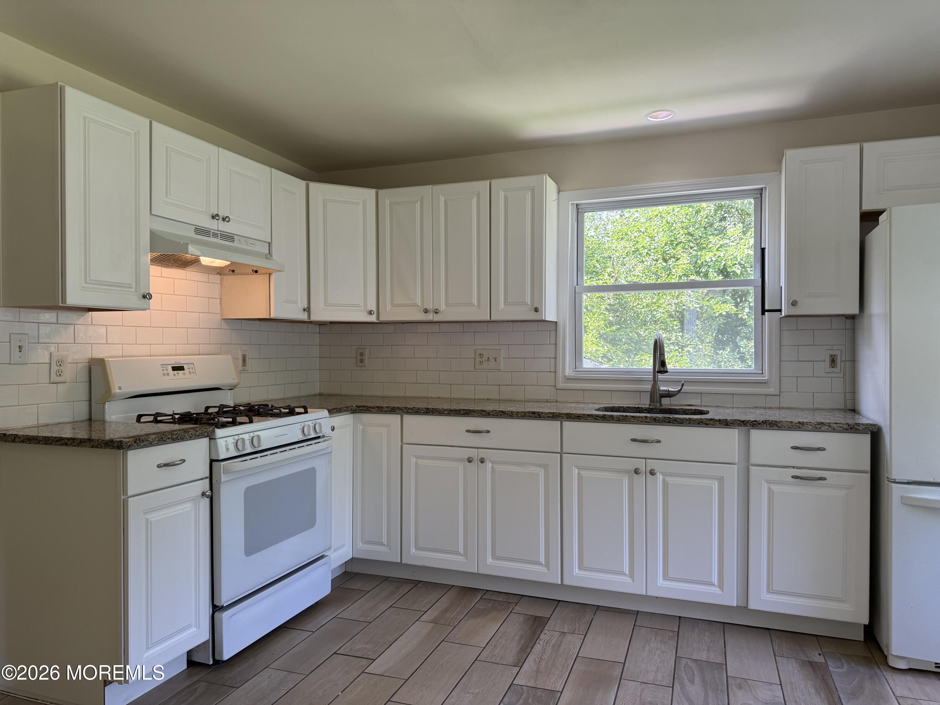 236 West Farms Road Farmingdale, NJ 07727 - Photo 4 of 15 IMG_1982
