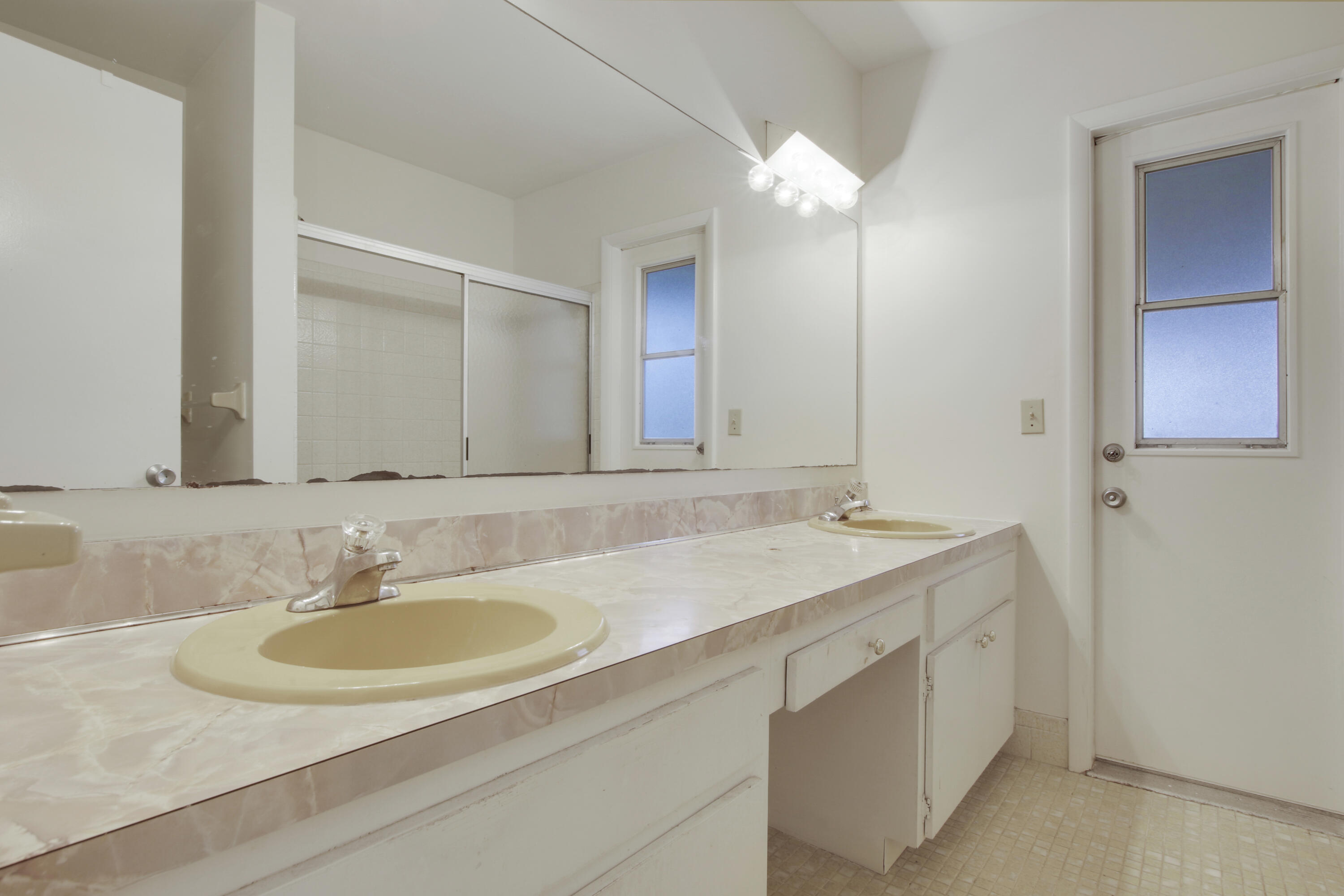 2480 Windsor Road Palm Beach Gardens, FL 33410 - Photo 28 of 44 Secondary Bathroom