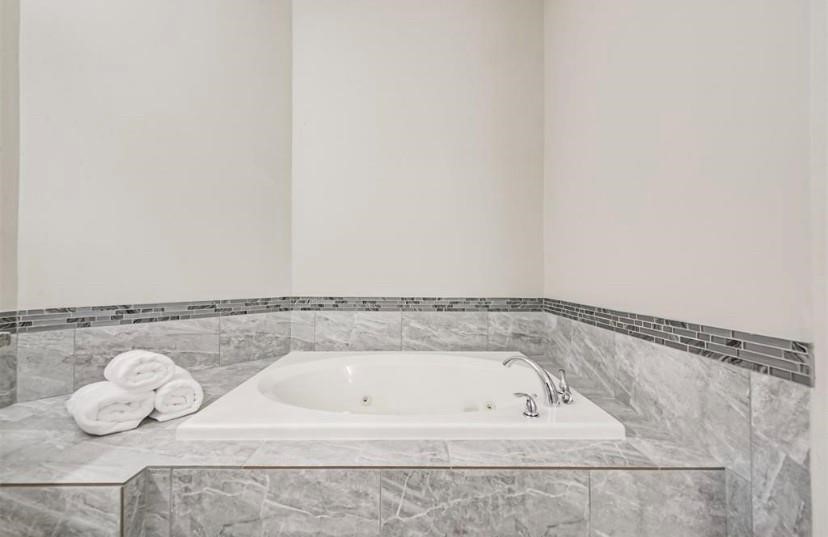 8002 Harbor Point Drive Houston, TX 77071 - Photo 13 of 25 a bathroom with a bathtub