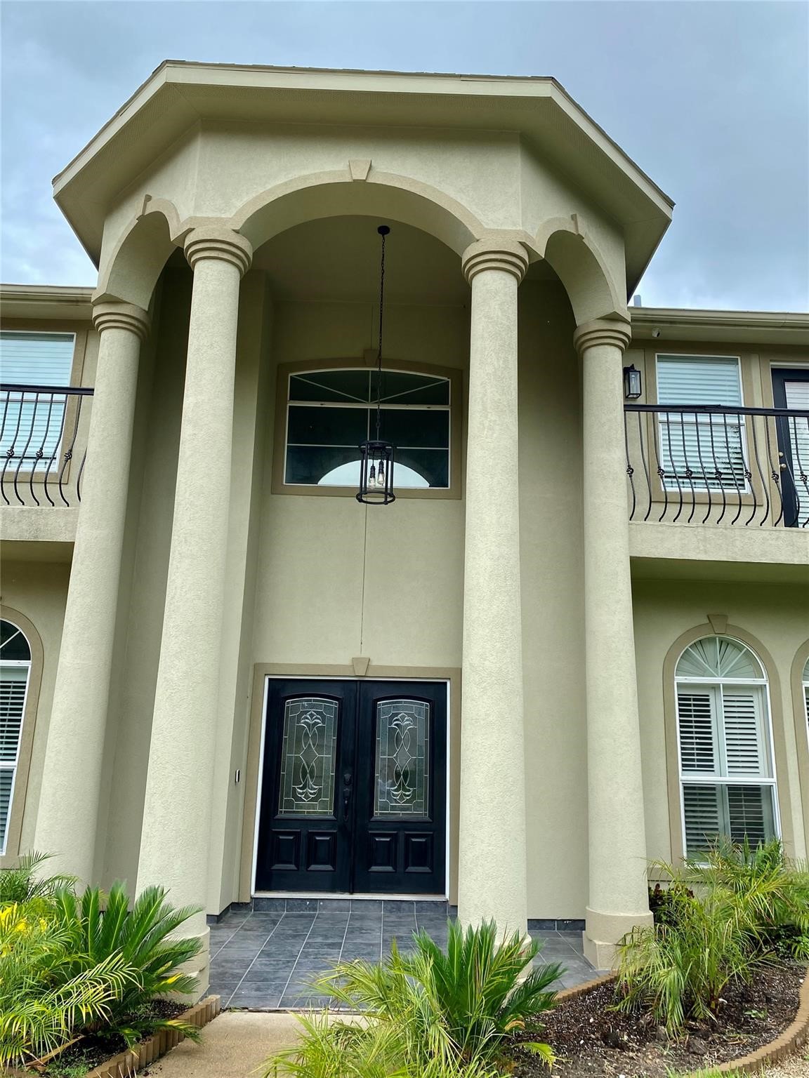 8002 Harbor Point Drive Houston, TX 77071 - Photo 3 of 25 a front view of a house with plants