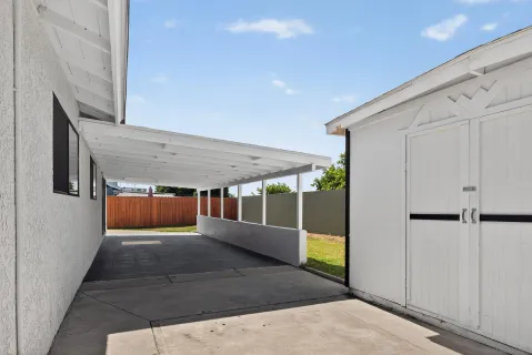 a view of a backyard