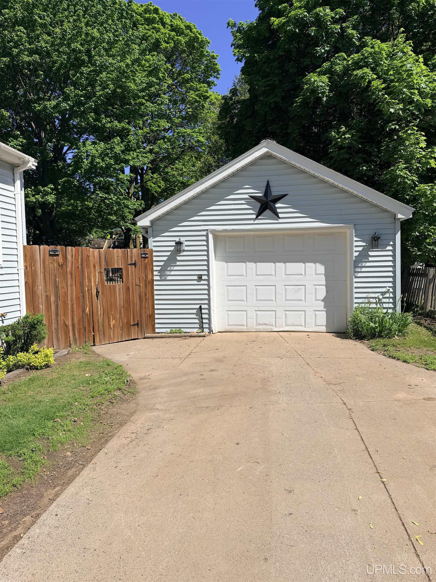 340 Mesnard Street Marquette, MI 49855 - Photo 4 of 36