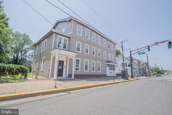 $1,300 | 200 East Broad Street, Unit 5, Burlington, NJ 08016