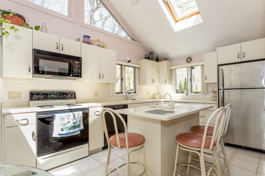 106 Shirley Road Waltham, MA 02452 - Photo 4 of 18 Gallery Image 4