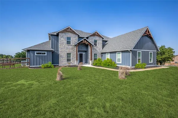 a house that is sitting in the grass