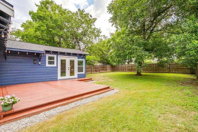 a view of a house with a backyard
