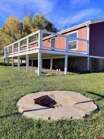 a view of a house with backyard and garden