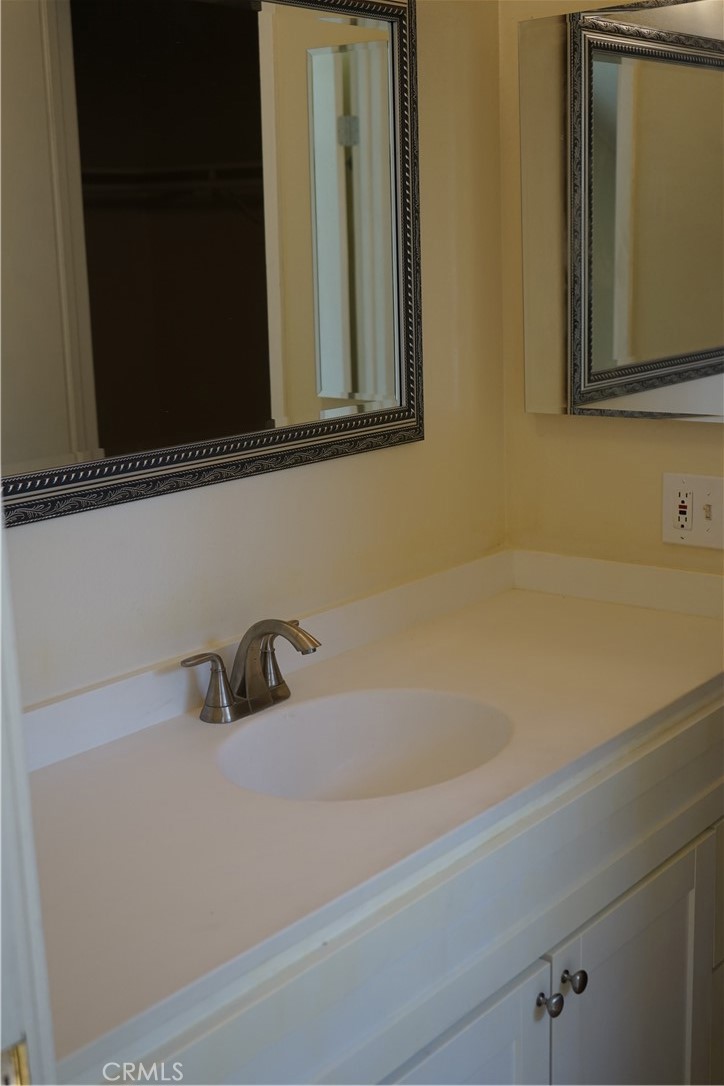 9090 Colony Place, Unit D Riverside, CA 92503 - Photo 12 of 24 a bathroom with a bathtub and a sink