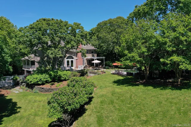 $2,998,000 | 98 Spring Pond Lane, Southampton, NY 11968